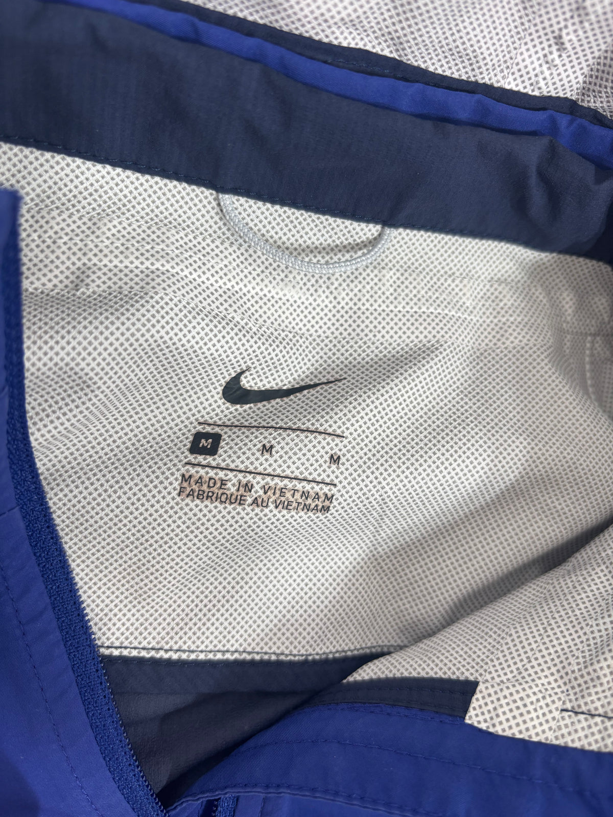 NIKE SHIELD WOMEN’S RUNNING JACKET – MEDIUM