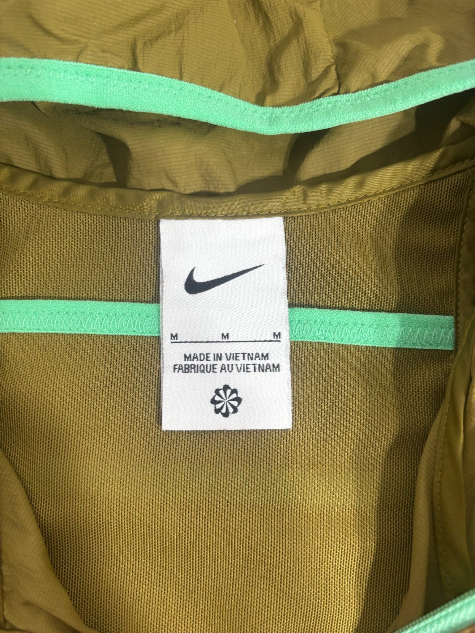 NIKE TRAIL RUNNING JACKET – GREEN OLIVE – MEDIUM